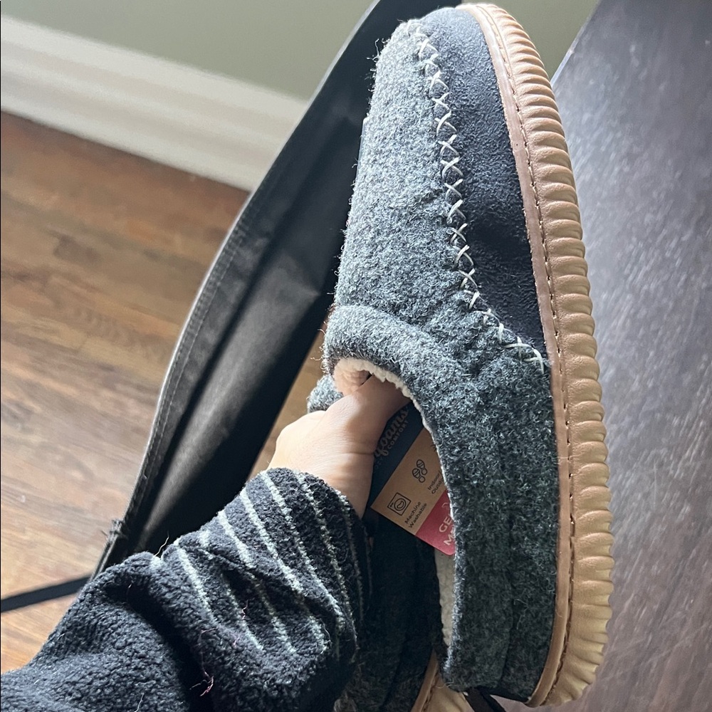 Dearfoams Women’s NWT Charcoal Slippers - Picture 5 of 6